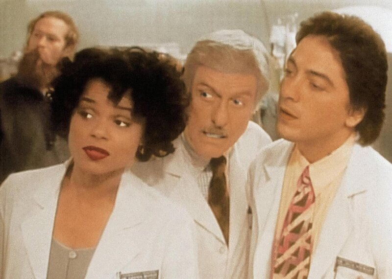 Im Krankenhaus wird eine Aerzteserie gedreht. Und erstaunt blicken Amanda (Victoria Rowell), Dr. Sloane (Dick van Dyke) und (Scott Baio) hinter die Kulissen eines moerderischen Konkurrenzkampfs. – Bild: Sat.1 Gold