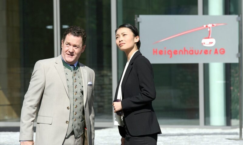 Linda Chang (Nancy Liu), Jürgen Tonkel (Ludwig Nindl). – Bild: ORF/​BEO-Film/​Stella von Saldern
