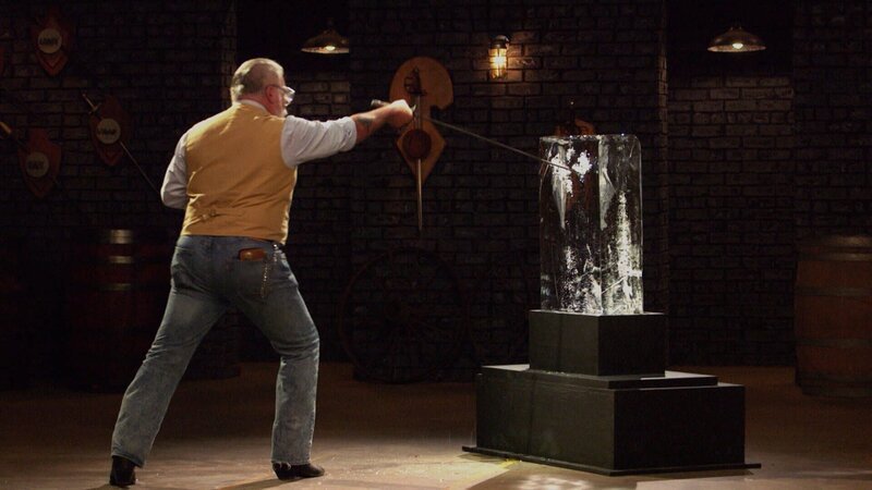 Ein Mann testet ein Schwert – Bild: libuk /​ © THE HISTORY CHANNEL /​ A+E Nnetworks