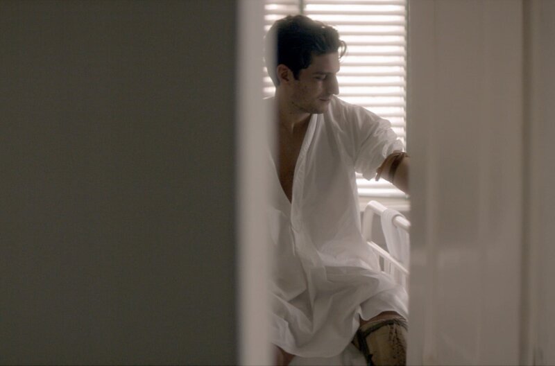 Die Frau im Mond - Erinnerung an die Liebe – Bild: Les Productions du Trésor /​ Gabrielle lernt im Sanatorium in der Schweiz den ehemaligen Oberleutnant André Sauvage (Louis Garrel) kennen. Er hat sich eine Krankheit im Indochinakrieg eingefangen.