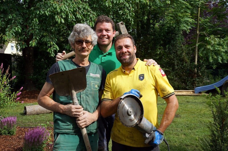 V.l.: Garten-Guru Ralf, Baggerfahrer Henrik und Organisator Claus – Bild: VOX /​ Tokee Bros.