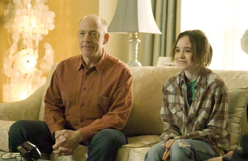 Junos (Ellen Page) Vater Mac (J.K. Simmons) bekräftigt und unterstützt seine Tochter bei der Suche nach Adoptiveltern. – Bild: TWENTIETH CENTURY FOX Junos (Ellen Page) Vater Mac (J.K. Simmons) bekräftigt und unterstützt seine Tochter bei der Suche nach Adoptiveltern. – Bild: TWENTIETH CENTURY FOX