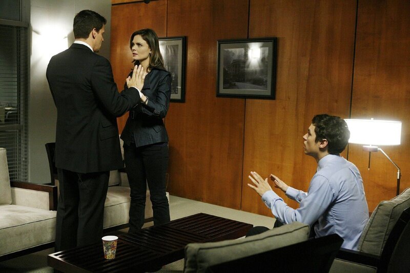 Booth (David Boreanaz, l.) und Brennan (Emily Deschanel) müssen bei FBI-Psychiater Dr. Sweets (John Francis Daley) ihre berufliche Partnerschaft aufarbeiten. Zu klären ist, ob die Tatsache, dass Booth Brennans Vater verhaftet hat, ihre Partnerschaft beeinflusst hat. – Bild: RTL /​ FOX /​ Organische Abfälle und ihre Geheimnisse