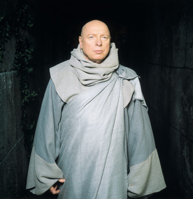 Als Sam, Daniel und O’Neill in den Weiten des Alls verschwunden gehen, schickt General Hammond (Don S. Davis) sechs Team los, um SG-1 zu finden … – Bild: AXN Sci-fi