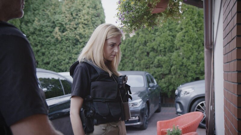 Mitarbeiter der Steuerbehörden durchsuchen die Wohnung eines Mannes, der der Steuerhinterziehung verdächtigt wird, im Bezirk Piaseczno. – Bild: Warner Bros. Discovery