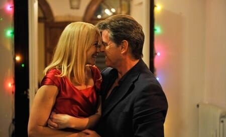 L-R: Ida (Trine Dyrholm) und Philip (Pierce Brosnan) – Bild: port.ro L-R: Ida (Trine Dyrholm) und Philip (Pierce Brosnan) – Bild: port.ro
