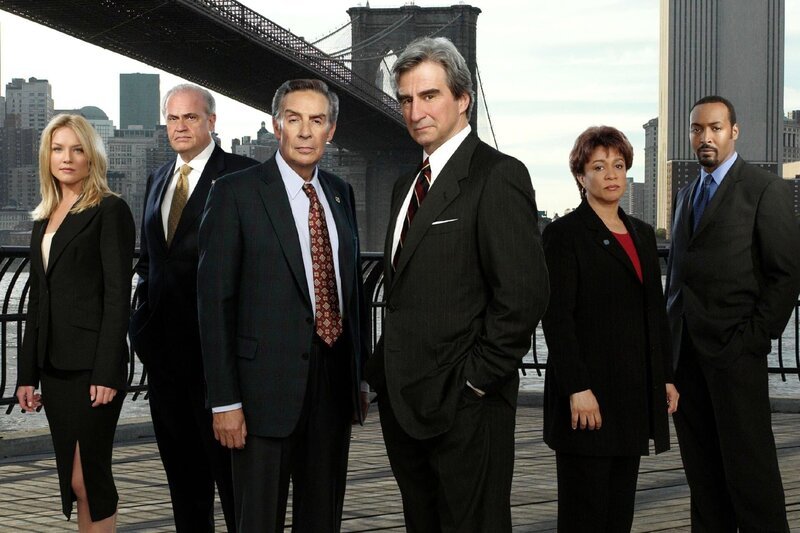 (v.li.:) Die Staatsanwälte Serena Southerlyn (Elisabeth Röhm) und Arhur Branch (Fred Dalton Thompson), Det. Lennie Briscoe (Jerry Orbach), Staatsanwalt Jack McCoy (Sam Waterston), Lieutenant Anita Van Buren (S. Epatha Merkerson), Det. Edward Green (Jesse L. Martin). – Bild: VOXup