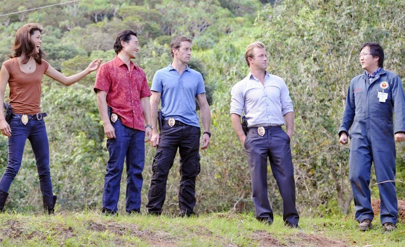 Ermitteln in einem neuen Mordfall: (v.l.n.r.) Kono (Grace Park), Chin (Daniel Dae Kim), Steve (Alex O’Loughlin), Danny (Scott Caan) und Max (Masi Oka) … – Bild: TM & © CBS Studios Inc. All Rights Reserved. Lizenzbild frei