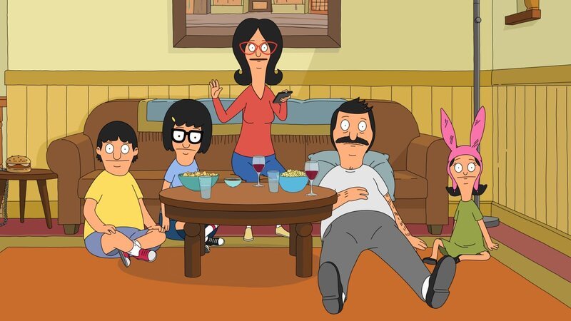 Als im Fernsehen ein Sofa-Werbespot läuft, will Louise (r.) ein neues Sofa, doch Gene (l.), Tina (2.v.l.), Linda (M.) und Bob (2.v.r.) verbinden so viele Erinnerungen mit der Couch, dass sie diese eigentlich nicht hergeben wollen … – Bild: 2015 Fox and its related entities. All rights reserved. Lizenzbild frei