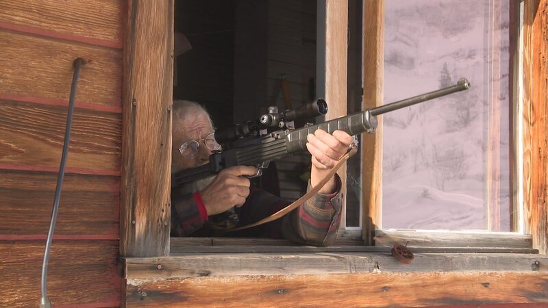 Tim Mischel pointing a gun. – Bild: Ben Swinehart /​ Discovery Communications