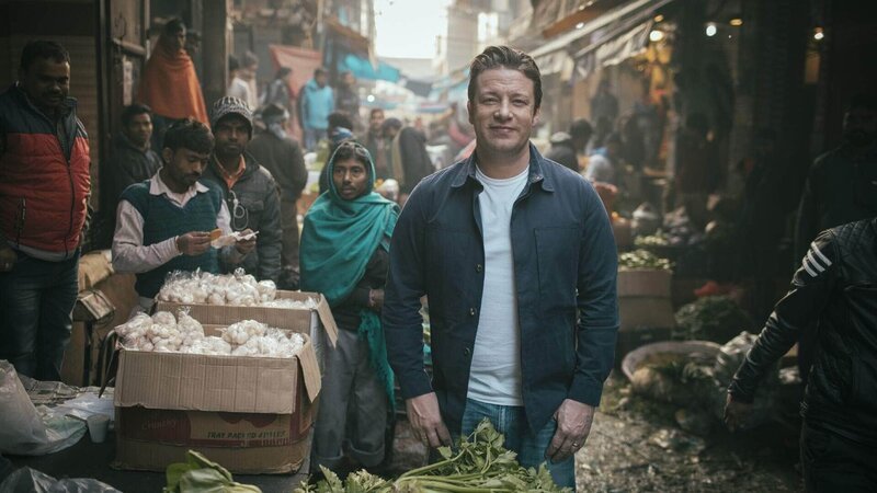 Jamie Oliver (M.) – Bild: TVNOW /​ ©2016 Jamie Oliver Enterprises Limited