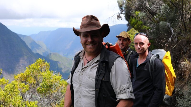 Josh (l.), der Höhlenforscher Matthieu Balanger (m.) und der Schatzsucher Emmanuel Mezino (r.) reisen zum Vulkan Piton de la Fournaise auf der Insel Réunion, um nach dem Schatz von La Buse zu suchen. – Bild: Discovery Communications, LLC