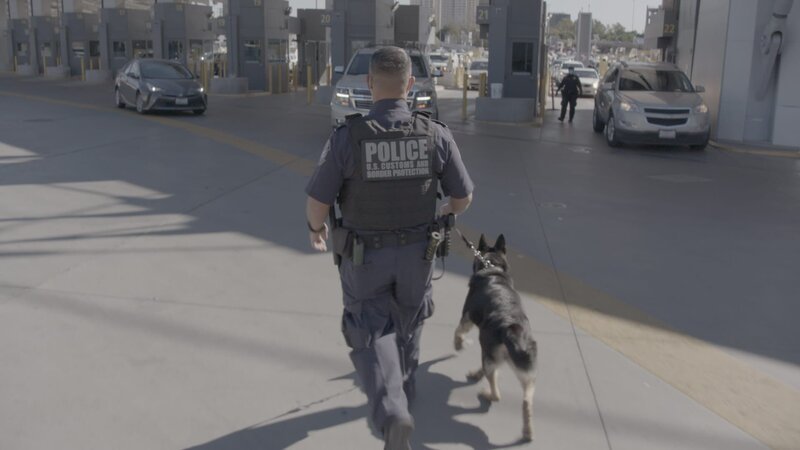 K9 Officer Sudaria makes his way to the primary lanes with his dog. (National Geographic) – Bild: National Geographic /​ National Geographic
