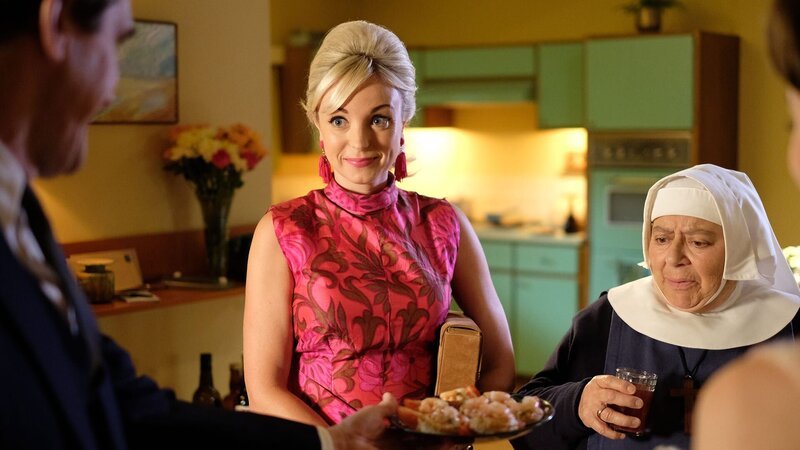 Trixie Franklin (Helen George) und Mother Mildred (Miriam Margolyes) – Bild: Neal Street Productions 2018