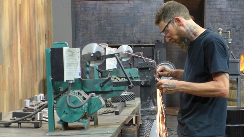 Forged in Fire Season 3 EP Xiphos Sword, Forged in Fire_Wettkampf der Schmiede Staffel3 EP Das Xiphos – Bild: A&E Television Networks Lizenzbild frei