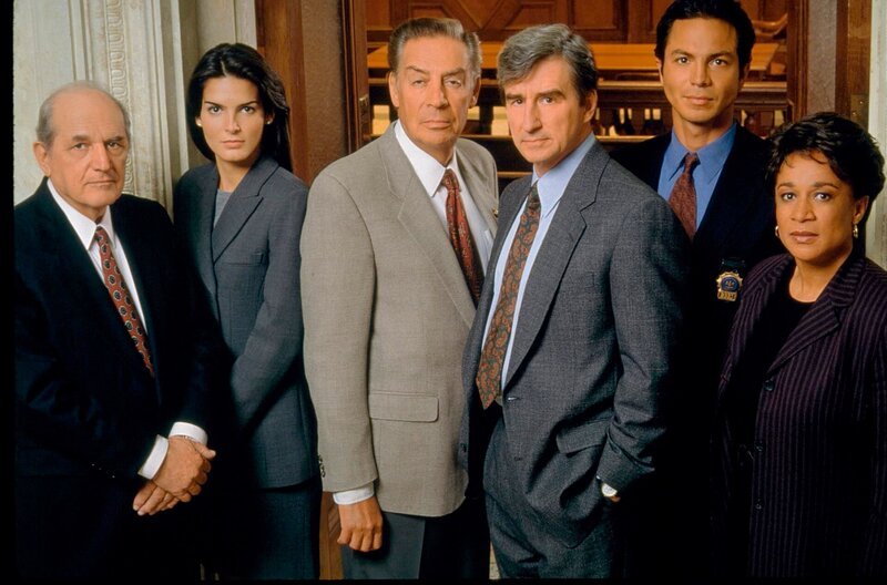 Angie Harmon, Benjamin Bratt, Jerry Orbach, S. Epatha Merkerson, Sam Waterston, Steven Hill. – Bild: NBC UNIVERSAL 13TH STREET