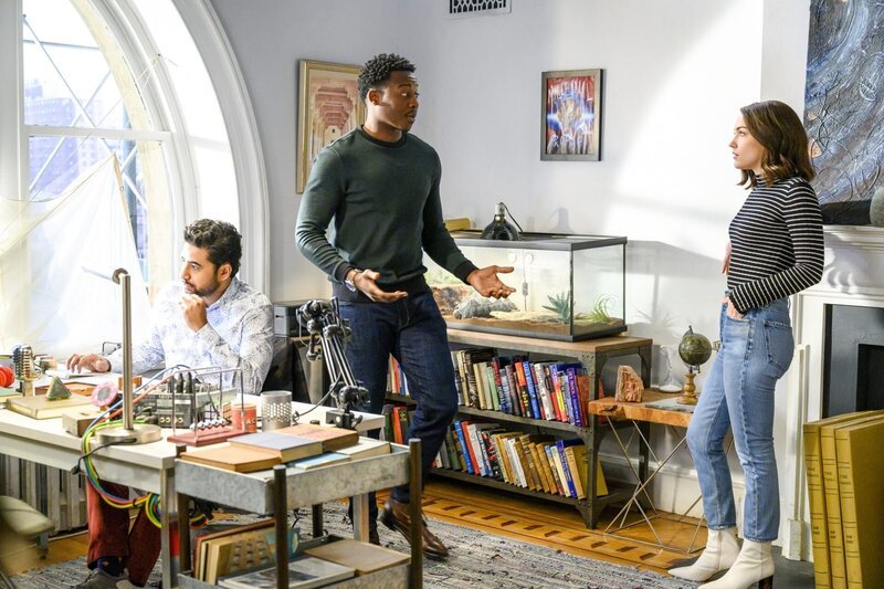 (v.li.): Suraj Sharma (Rakesh), Brandon Micheal Hall (Miles Finer), Violett Beane (Cara). – Bild: ORF/​PRO7/​Warner/​CBS