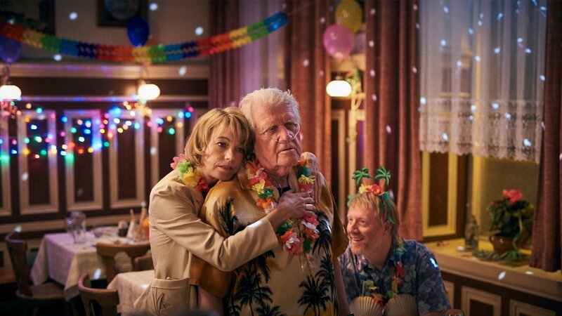 L-R: Eva (Elke Winkens), Werner (Werner Prinz), Bernie (Simon Schwarz) – Bild: /​ FELIX VRATNY (C)13TH STREET Photocredit Mandatory, Editorial Use Only, NO archive, NO Resale/​FELIX VRATNY/​FELIX VRATNY