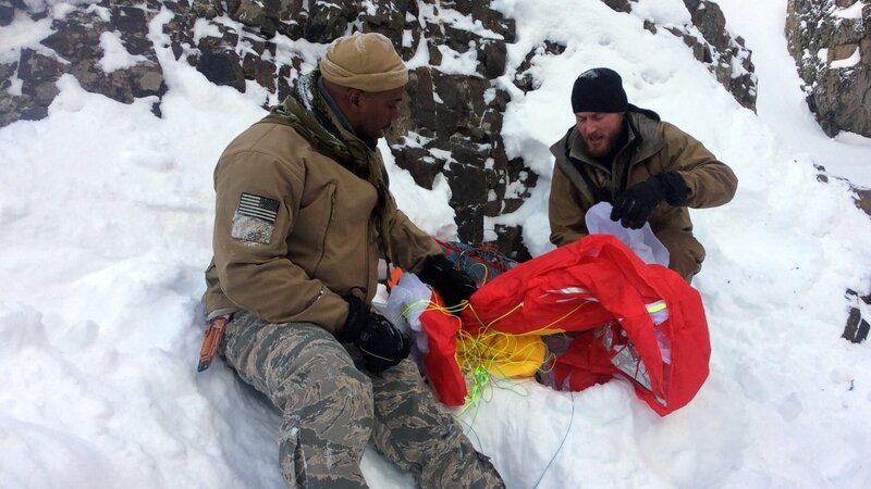 Grady Powell and Bo McGlone sorting through the parachute in Wyoming. – Bild: Discovery Channel /​ Photobank 34907_ep601_015.JPG /​ Discovery Communications