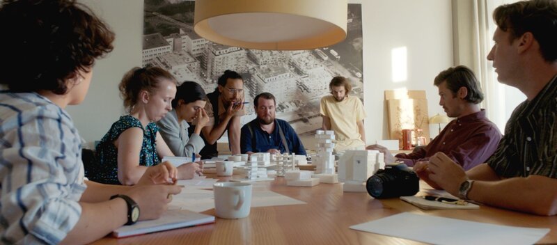 Am Ende ihres Studiums beginnt Eva ein Praktikum bei einem einflussreichen Architekten. Ihr Alltag dreht sich nun um den Entwurf eines Kunstparks. Mehr und mehr wird sie mit den Hierarchien eines männlich dominierten Arbeitsplatzes konfrontiert. – Eva (Sofia Falsone), Laura (Sophia Burtscher)und Caroline (Antonia Labs) treffen sich. – Bild: rbb/Francisco MeCe Am Ende ihres Studiums beginnt Eva ein Praktikum bei einem einflussreichen Architekten. Ihr Alltag dreht sich nun um den Entwurf eines Kunstparks. Mehr und mehr wird sie mit den Hierarchien eines männlich dominierten Arbeitsplatzes konfrontiert. – Eva (Sofia Falsone), Laura (Sophia Burtscher)und Caroline (Antonia Labs) treffen sich. – Bild: rbb/Francisco MeCe