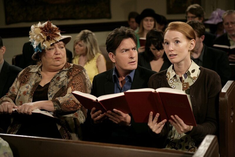Conchata Ferrell (l), Charlie Sheen (m) – Bild: Puls 4