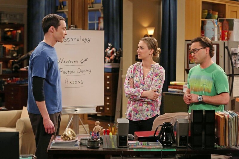 Um Sheldon (Jim Parsons, l.) auf andere Gedanken zu bringen, beschließen Penny (Kaley Cuoco, M.) und Leonard (Johnny Galecki, r.), etwas Spontanes mit ihm zu unternehmen. Doch ist das wirklich eine gute Idee? – Bild: Warner Brothers