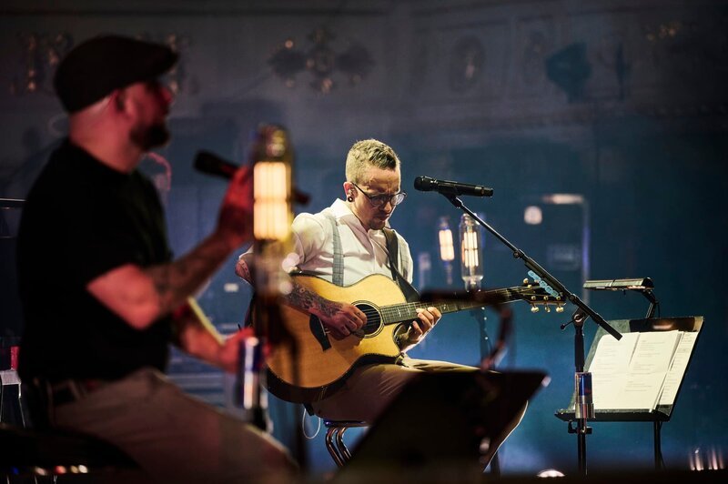 Austropop trifft Klassik: Seiler und Speer präsentieren gemeinsam mit Christian Kolonovits ihre größten Hits im klassischen Gewand.; Seiler und Speer seen during Red Bull Symphonic in Vienna, Austria on Febuary 9, 2022 – Bild: Red Bull Content Pool /​ Philipp Carl Riedl/​Philipp Carl Riedl/​Red Bull Content Pool/​This image may only be used for editorial purpose in one-time publications and strictly limited to the purpose of use stated in the terms and  …