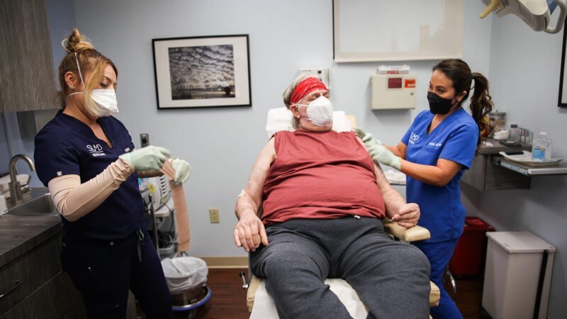 Dr. Lee takes samples of the skin lesions on Bob. – Bild: Discovery Communications, LLC