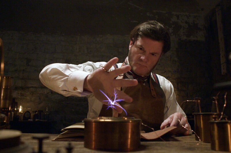 Abenteuer Tiefseekabel – Bild: Tyrone Productions /​ Der Chirurg Wildman Whitehouse experimentierte mit Elektrizität – und beschädigte 1858 das erste atlantische Telegrafenkabel durch den Einsatz seiner Induktionsspulen. (Spielszene)