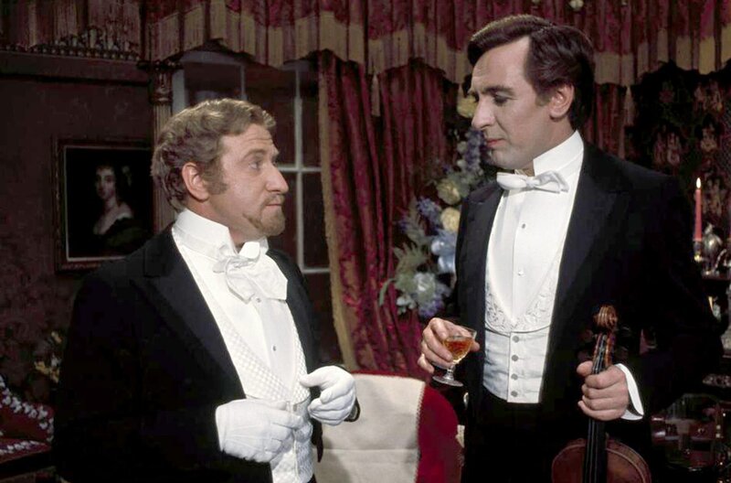 Das Privatleben des Sherlock Holmes – Bild: 1970 Metro-Goldwyn-Mayer Studios Inc/​Phalanx Productions Inc/​All Rights Reserved  /​ Nikolai Rogozhin (Clive Revill, li.) möchte Sherlock Holmes (Robert Stephens, re.) für den Gegenwert einer Stradivari engagieren.