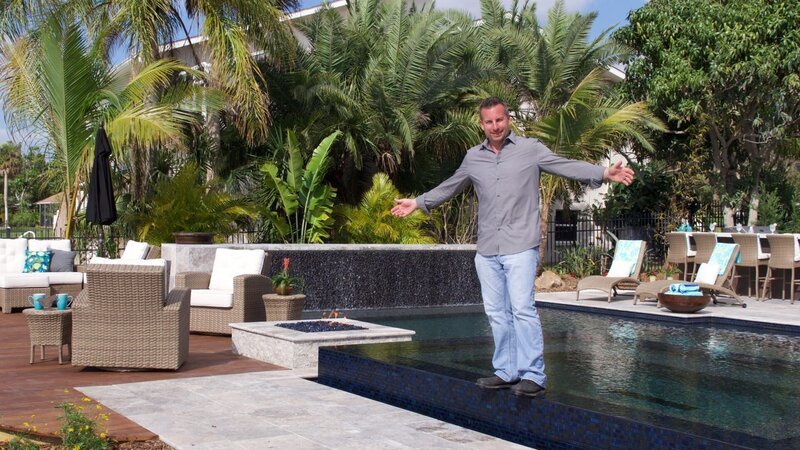 Lucas Congdon standing in front of the Chaffees family’s new infinity edge spa and pool – Bild: Discovery Communications