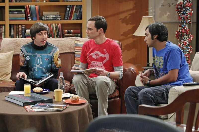 Der 4. Mai, der neuerdings inoffizielle Star Wars Feiertag, steht bevor und Sheldon (Jim Parsons, M.), Raj (Kunal Nayyar, r.) und Howard (Simon Helberg, l.) müssen ihn gebührend feiern. Doch in Sheldons akribische Vorbereitungen platzt Leonard mit der traurigen Nachricht herein … – Bild: ProSiebenSat.1 Media SE