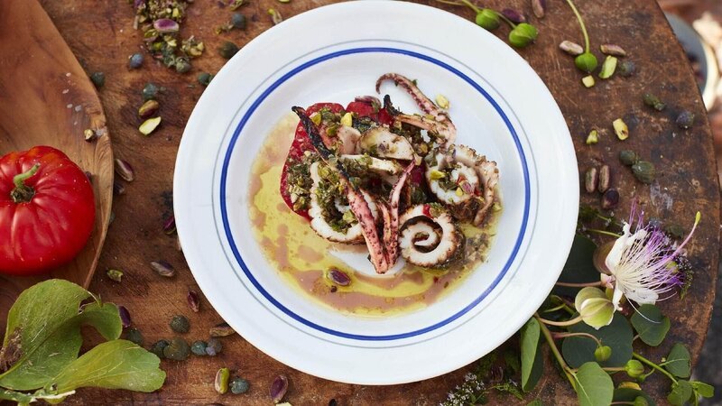 Gegrillter Tintenfisch-Salat – Bild: MG RTL D /​ © Jamie Oliver Productions 2018
