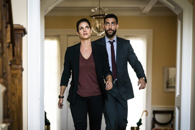 Maggie Bell (Missy Peregrym, l.); Omar Adom Zidan (Zeeko Zaki, r.) – Bild: 2018 CBS Broadcasting, Inc. All Rights Reserved /​ Michael Parmelee Lizenzbild frei