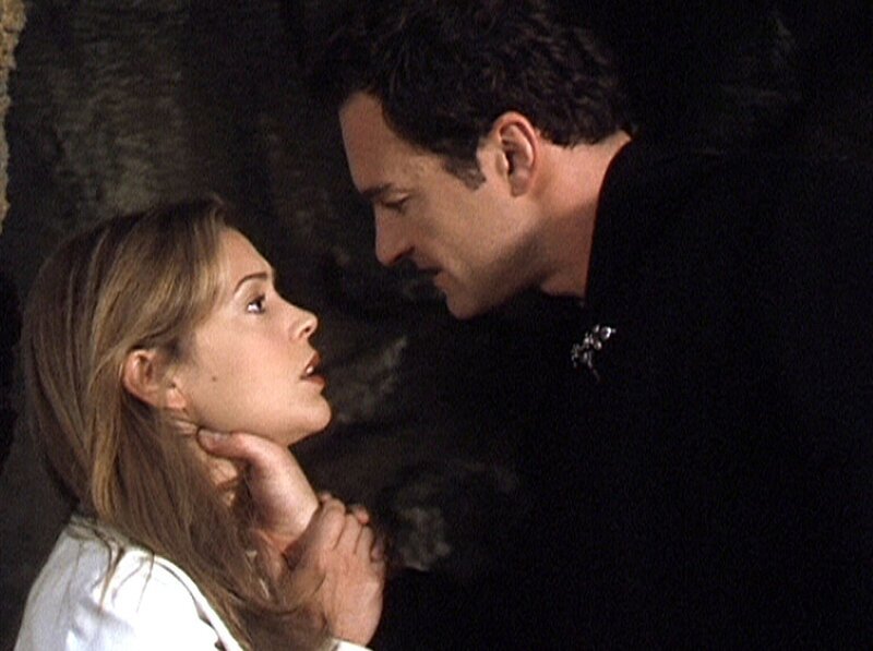 Phoebe (Alyssa Milano, l.) ist in die Unterwelt hinabgestiegen, um Cole (Julian McMahon, r.) zu retten. – Bild: Paramount Pictures
