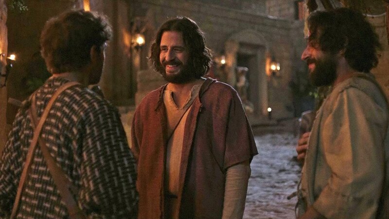 (v.l.) Nathanael (Austin Reed Alleman), Jesus (Jonathan Roumie), Philippus (Yoshi Barrigas) – Bild: Bibel TV