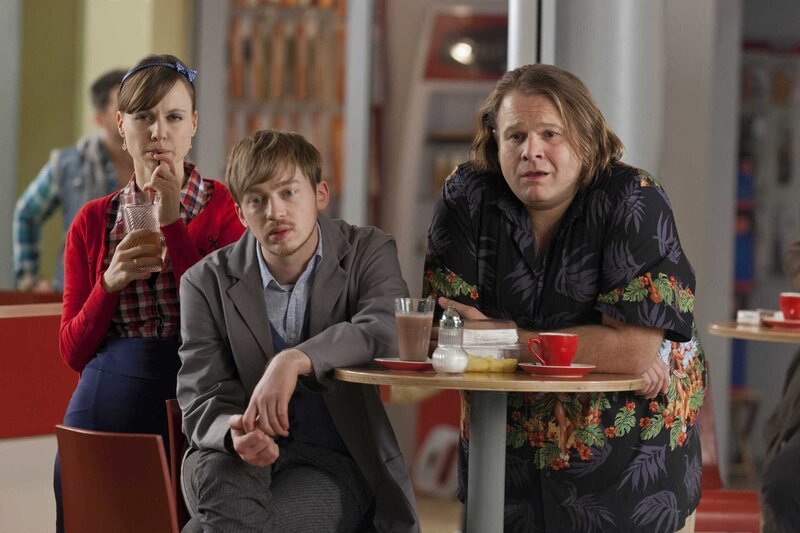 Bea (Nadja Becker, l.), Nils (Oliver Fleischer, r.) und Hannes (Tino Mewes, M.) stehen Danni so gut sie können bei. – Bild: SAT.1 /​ Frank Dicks Eigenproduktionsbild frei