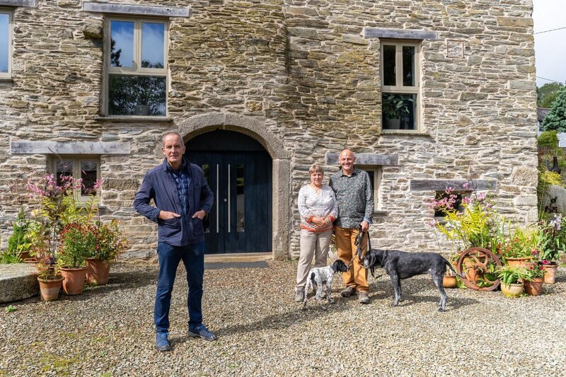 Kevin McCloud (l.) mit Leigh und Richard +++ – Bild: RTL /​ © Frankie Thomas