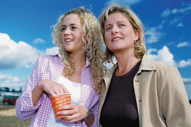 Die warmherzige Haushälterin Meg Fountain (Sonia Todd, r.) und ihre quirlige Tochter Jodi (Rachael Carpani) fühlen sich auf der Farm Drover’s Run zu Hause. – Bild: RTL /​ Southern Star