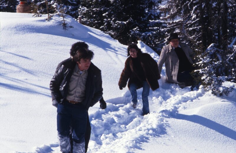 Nachdem man sich anstatt einer Reise nach Indien auf ein „Weihnachten im Schnee“ geeinigt hat, beginnt der mühsame Aufstieg zur Skihütte. Im Bild, von links: Sepp (Elmar Weppe), Effendi (Robert Giggenbach, verdeckt), Charly (Hannelore Elsner) sowie Alfons Kerschbaumer alias „Sir Quickly“ (Ottfried Fischer). – Bild: BR/​Tellux-Film GmbH/​Günther Reisp