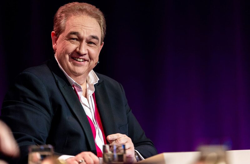In „FAKING BAD – Besser als die Wahrheit“ lädt Moderator und Gastgeber Oliver Kalkofe zum großen Lügen ein. – Bild: WDR/​Marcel Langer