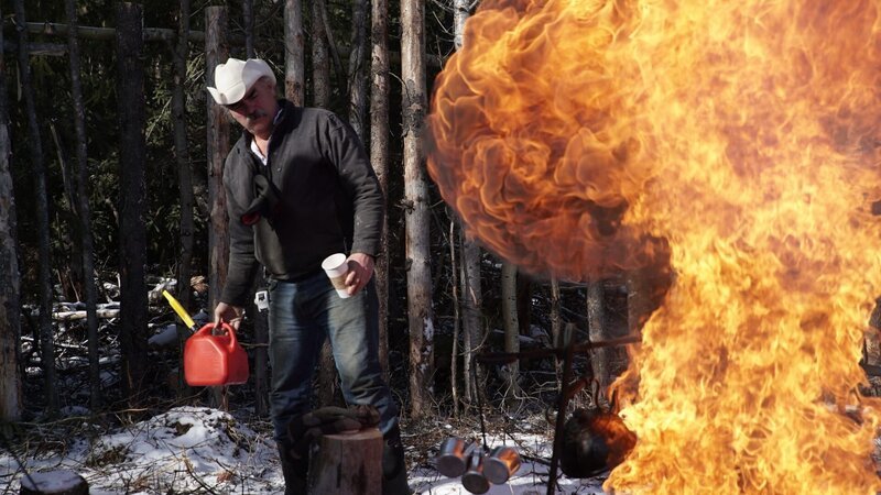 To preserve the perishable goods in the Reathifords farm shop, the outdoor experts from Alaska have a brilliant idea. – Bild: SBS Discovery Media