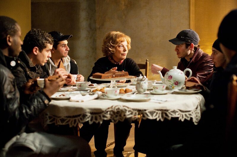 Konspiratives Treffen bei Kaffee und Kuchen. Paulette (Bernadette Lafont) schlägt den Hasch-Schiebern in ihrem Quartier einen Deal vor. – Bild: Neue Visionen Filmverleih Konspiratives Treffen bei Kaffee und Kuchen. Paulette (Bernadette Lafont) schlägt den Hasch-Schiebern in ihrem Quartier einen Deal vor. – Bild: Neue Visionen Filmverleih
