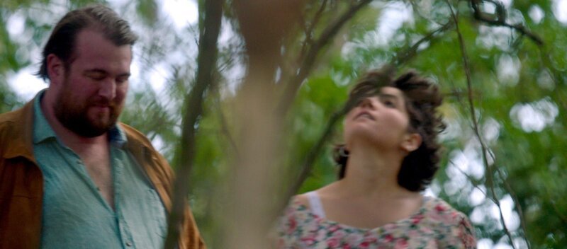 Am Ende ihres Studiums beginnt Eva ein Praktikum bei einem einflussreichen Architekten. Ihr Alltag dreht sich nun um den Entwurf eines Kunstparks. Mehr und mehr wird sie mit den Hierarchien eines männlich dominierten Arbeitsplatzes konfrontiert. – Eva (Sofia Falsone) und Andreas (Lorenz Klee). – Bild: rbb/​Francisco MeCe