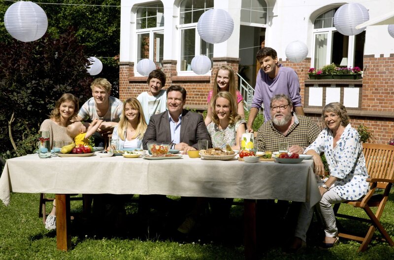 ARD FAMILIE DR. KLEIST, VII. Staffel mit 16 neuen Folgen ab 07. November 2017, immer dienstags um 18:50 Uhr im Ersten. „Familie Dr. Kleist“, die beliebte Eisenacher Arztserie geht in die nächste Runde. Im Bild v.l.n.r. Anke Stoll (Fabienne Haller), Ben Kleist (Mathis Anton Tierling), Piwi Kleist (Meo Wulf), Clara Hofer (Lisa Marie Koroll), Paul Kleist (Julian König), Dr. Christian Kleist (Francis Fulton Smith), Lotte Ewald (Anne Sophie Triesch), Tanja Ewald (Christina Athenstädt), Dr. Michael Sandmann (Luca Zamperoni), Bernd Sprengler (Walther Plathe) u. Inge Kleist (Uta Schorn).  Neben privaten Turbulenzen, widmen sich Dr. Kleist und seine Kollegen in 16 neuen Folgen wieder zahlreichen medizinischen wie menschlichen Notfällen. Ab 7. November 2017, immer dienstags um 18:50 Uhr, gehen die sympathische Patchwork-Familie und das Ärzteteam rund um Dr. Christian Kleist mit abwechslungsreichen Geschichten und spannenden Arztfällen wieder auf Sendung. © ARD/​Volker Roloff – honorarfrei, Verwendung gemäß der AGB im engen inhaltlichen, redaktionellen Zusammenhang mit genannter ARD-Sendung im Ersten bei Nennung: „Bild: ARD/​Volker Roloff“ (S2+). ARD Programmdirektion/​Bildredaktion,  Tel. 089 5900 24302, Fax 089 550 1259, email: bildredaktion@daserste.de – Bild: ARD/​BR/​Volker Roloff