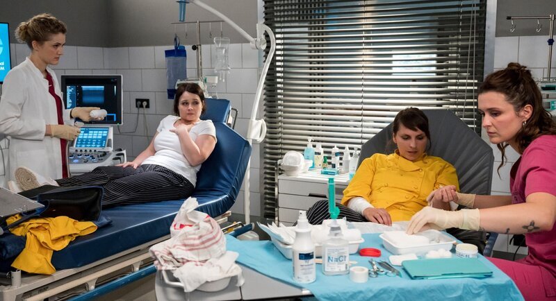 Die beiden Schwestern Martina Manthei und Ingrid Ivens werden von Elly Winter und Viktoria Stadler zusammen untersucht. Es wird laut im Behandlungsraum. – Bild: ARD/​Jens-Ulrich Koch