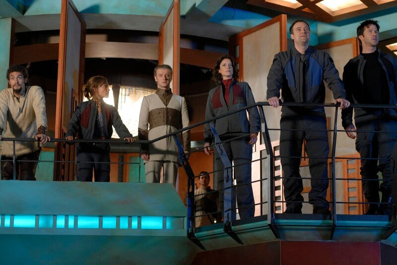Stargate Atlantis Season3 EP Progeny, Stargate Atlantis Staffel3 EP DER BRUDERSTREIT, regie USA 2004, Darsteller Pictured: (l-r) Jason Momoa as Ronon Dex, Rachel Luttrell as Telya Emmagan, John O’Callaghan as Niam, Torri Higginson as Dr. Elizabeth Weir, David Hewlett as Dr. Rodney McKay, Paul McGillion as Dr. Carson Beckett – Bild: Carole Segal /​ Episodic /​ mgm, OAD: /​ MGM ©SYFY Photocredit Mandatory, Editorial Use Only, NO archive, NO Resale