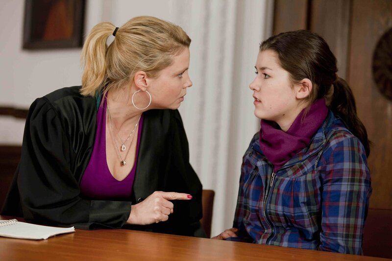 Plötzlich steht die 13-jährige Stefanie Kemper (Emma Grimm, r.) bei Danni (Annette Frier, l.) und bittet sie um Hilfe, da man ihr, ihre Tochter Lilly wegnehmen möchte. Danni, die anfangs geschockt ist, setzt sich vor Gericht ein und kämpft für die junge Mutter … – Bild: SAT.1 /​ Frank Dicks Eigenproduktionsbild frei