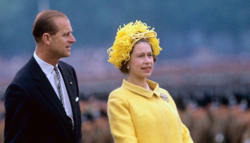 WDR Fernsehen DER JAHRHUNDERTBESUCH – DIE KÖNIGIN IN DEUTSCHLAND, Film von Lothar Schäfer, am Mittwoch (27.05.15) um 20:15 Uhr. Königin Elizabeth II. und ihr Gatte Prinz Philip bei der Inspektion britischer Truppen auf dem Maifeld in Berlin am 27.05.1965. – Bild: WDR/dpa/Kurt Rohwedder WDR Fernsehen DER JAHRHUNDERTBESUCH – DIE KÖNIGIN IN DEUTSCHLAND, Film von Lothar Schäfer, am Mittwoch (27.05.15) um 20:15 Uhr. Königin Elizabeth II. und ihr Gatte Prinz Philip bei der Inspektion britischer Truppen auf dem Maifeld in Berlin am 27.05.1965. – Bild: WDR/dpa/Kurt Rohwedder