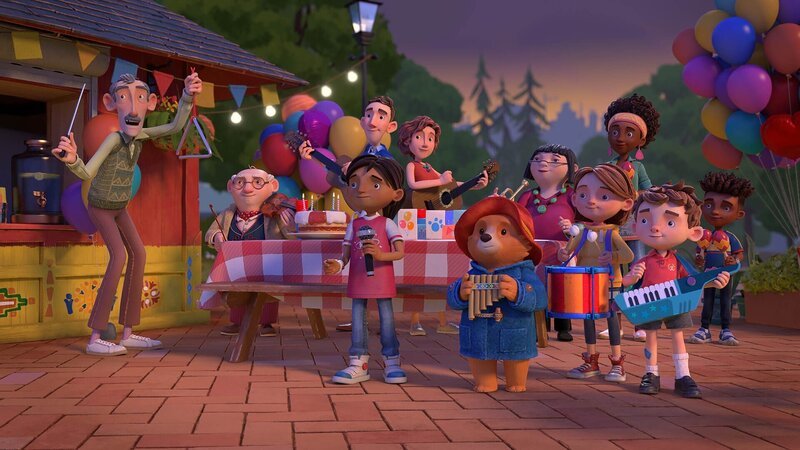 v.li.: Mr. Curry, Mr. Gruber, Toq, Mr. Brown, Mrs. Brown, Paddington, Ms. Potts, Judy Brown, Sofia, Jonathan Brown, Mateo – Bild: Paramount